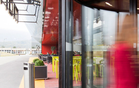 瑞可达 K 21 – two-leaf revolving door with integrated automatic sliding door and two show-cases