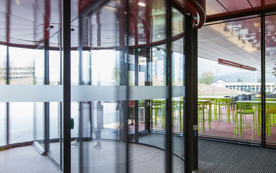 瑞可达 K 21 – two-leaf revolving door with integrated automatic sliding door and two show-cases
